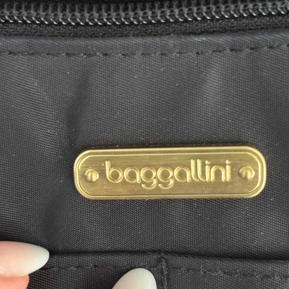 Baggallini Janet Crossbody RFID Bag - Picture 4 of 8